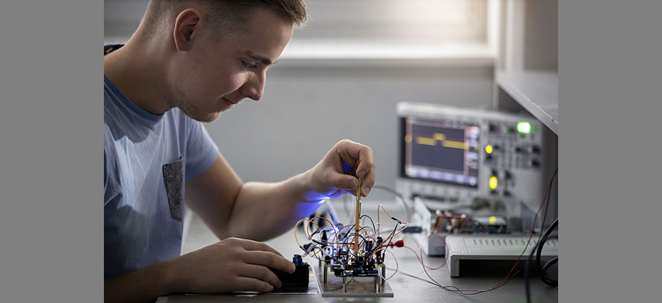 Auszubildender bei der Northrop Grumman LITEF GmbH