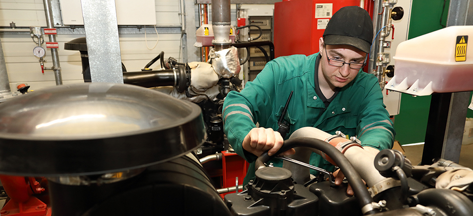 Person arbeitet an einer Maschine-