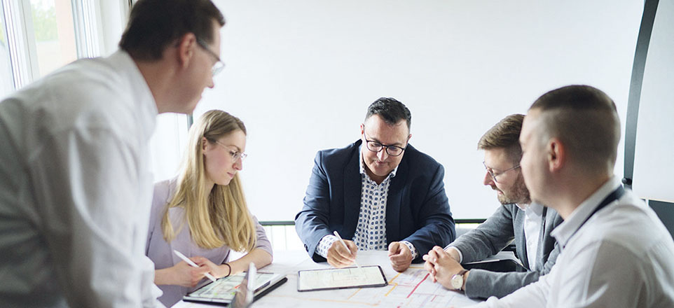 Mitarbeitende der pi Passau Ingenieure GmbH in einer Besprechung