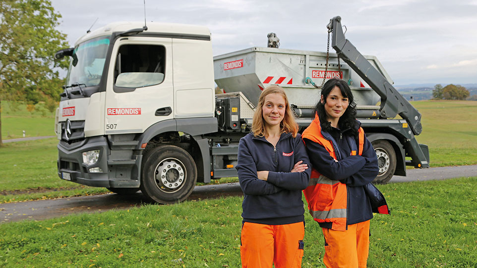 Zwei Personen vor einem Remondis-LKW Zwei Personen vor einem Remondis-LKW