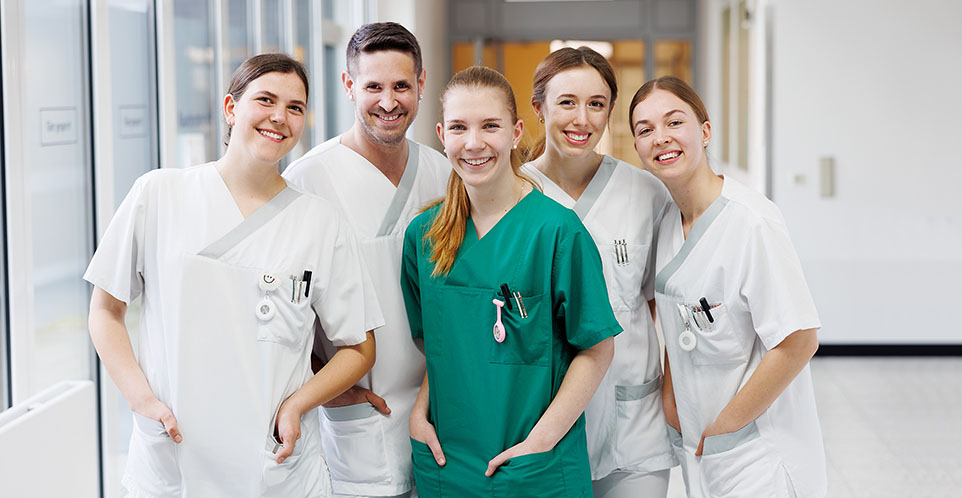 Mitarbeitende der Rems-Murr-Kliniken im Krankenhausflur