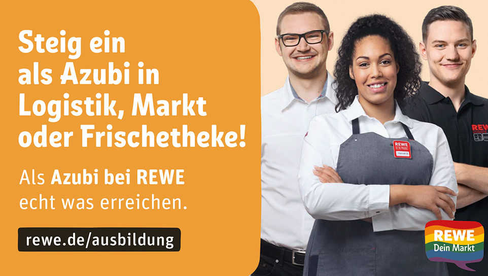 Kampagnenbild mit drei Mitarbeitenden "Steig ein als Azubi in Logistik, Markt oder Frischetheke! Als Azubi bei REWE echt was erreicehen."