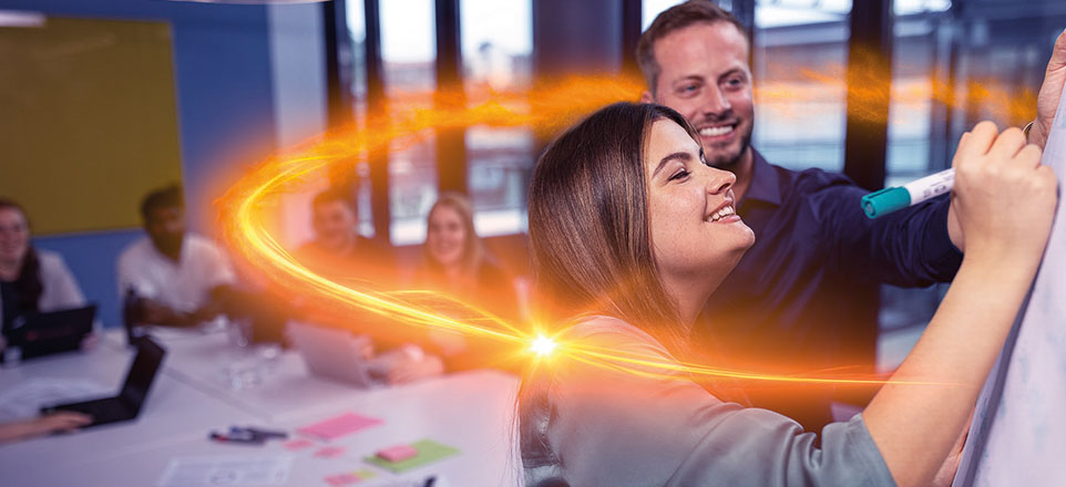 Mitarbeitende schreiben auf ein Flipchart Mitarbeitende schreiben auf ein Flipchart