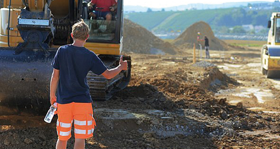 Person auf einer Baustelle. Person auf einer Baustelle.