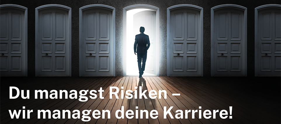 Eine Person im Anzug schreitet durch eine hell erleuchtete Tür. Daneben steht der Slogan: Du managst Risiken – wir managen deine Karriere!