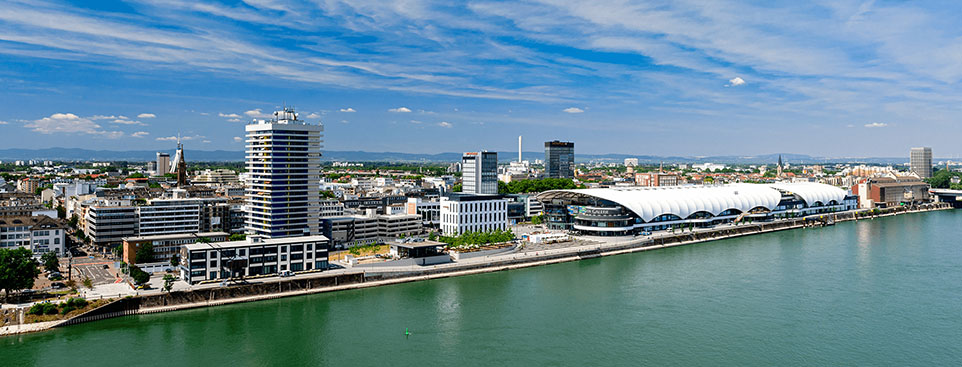 Stadtansicht vom Rhein aus