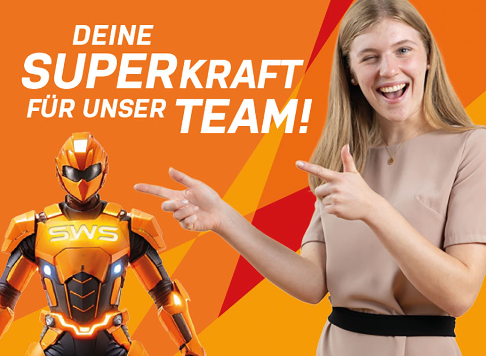 Frau zeigt auf Roboter. Frau zeigt auf Roboter.