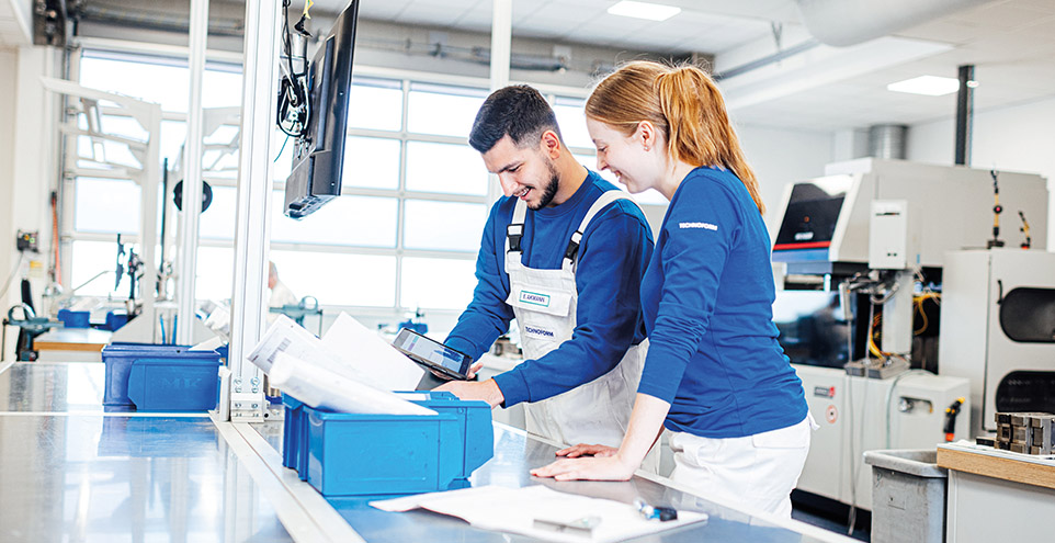 Zwei Jugendliche im Labor bei der Arbeit Zwei Jugendliche im Labor bei der Arbeit