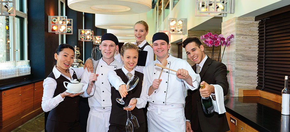 Personengruppe in verschiedenen gastronomischen Berufen.