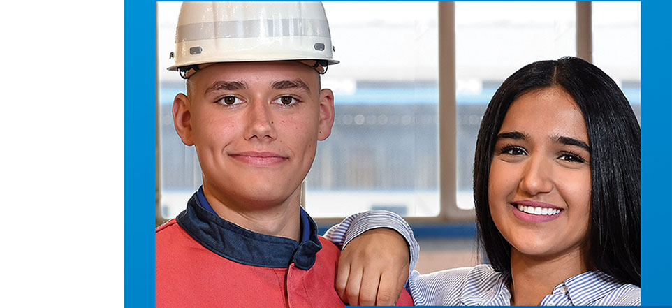 Junger Mann mit Helm und junge Frau lächeln in die Kamera Junger Mann mit Helm und junge Frau lächeln in die Kamera