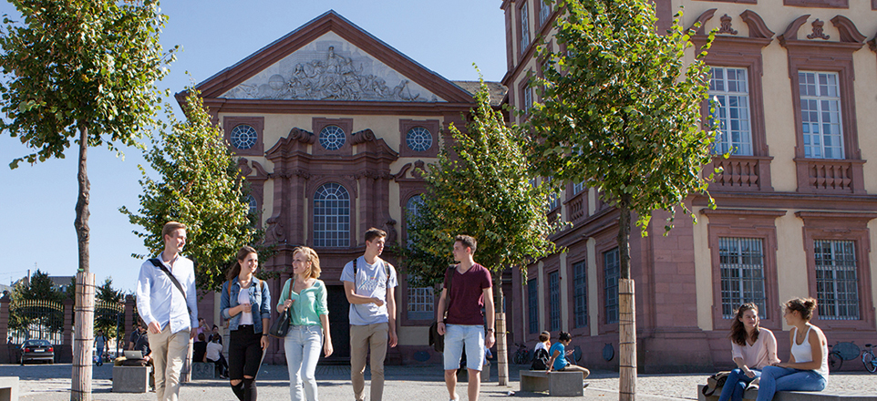 Studierende stehen vor Universitätsgebäude, Bildrechte: Stefanie Eichler