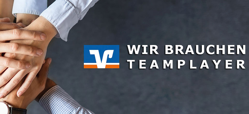Mehrere Hände liegen aufeinander dazu der Slogan "WIR BRAUCHEN TEAMPLAYER"
