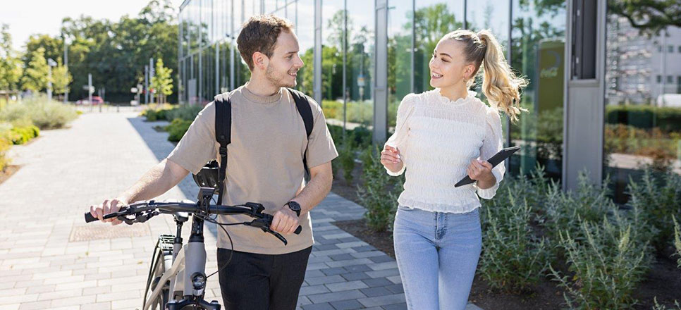 Azubis auf dem Weg zur Arbeit