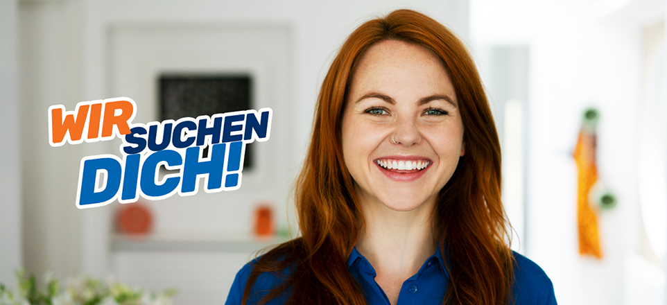 Person lächelt in die Kamera, linksseitig der Slogan "WIR SUCHEN DICH!"