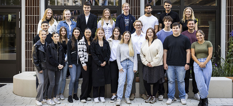 Teamfoto der Auszubildenden und dual Studierenden der WBM Wohnungsbaugesellschaft Berlin-Mitte mbH 