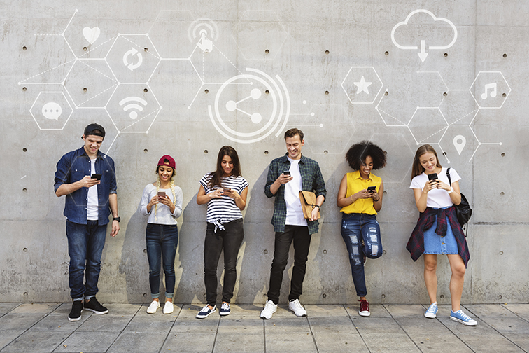 Jugendliche an eine Wand gelehnt - Generation Z Jugendliche an eine Wand gelehnt - Generation Z