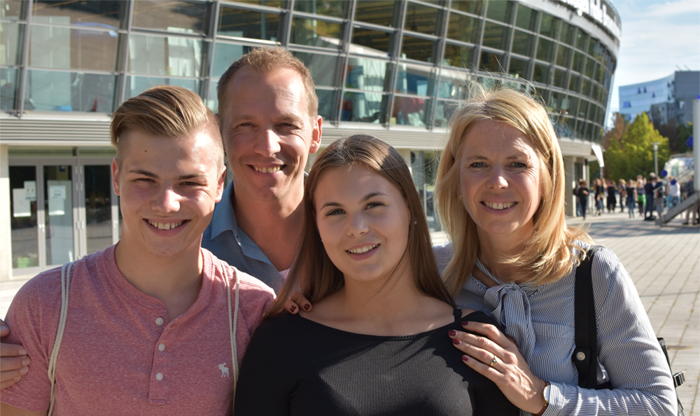Familie vor Halle in Braunschweig