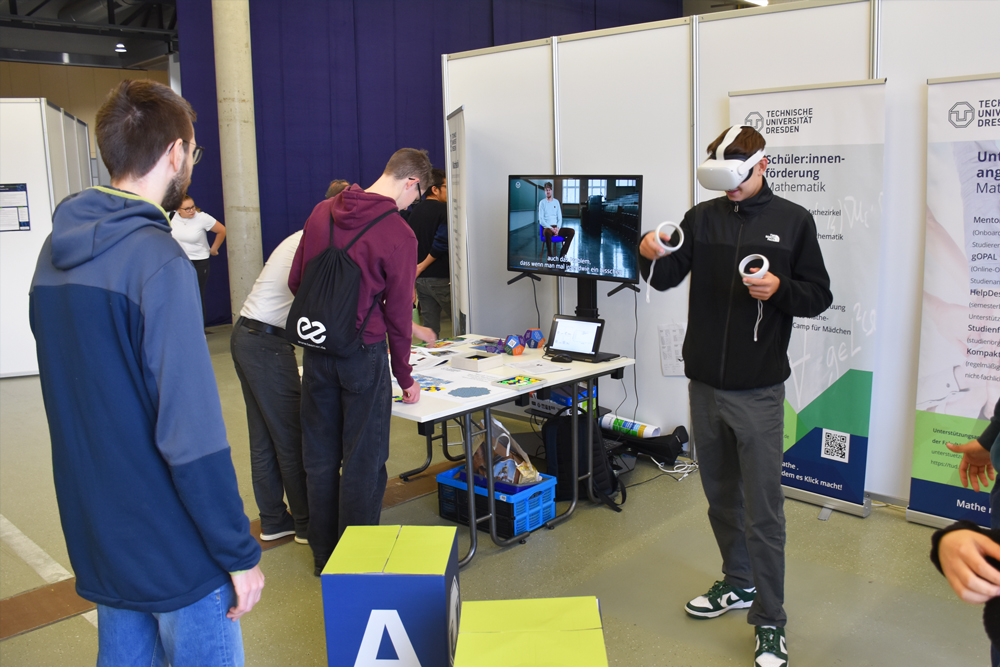 Schüler an einer Mitmach-Station mit VR-Brille auf einem vocatium Forum MINT
