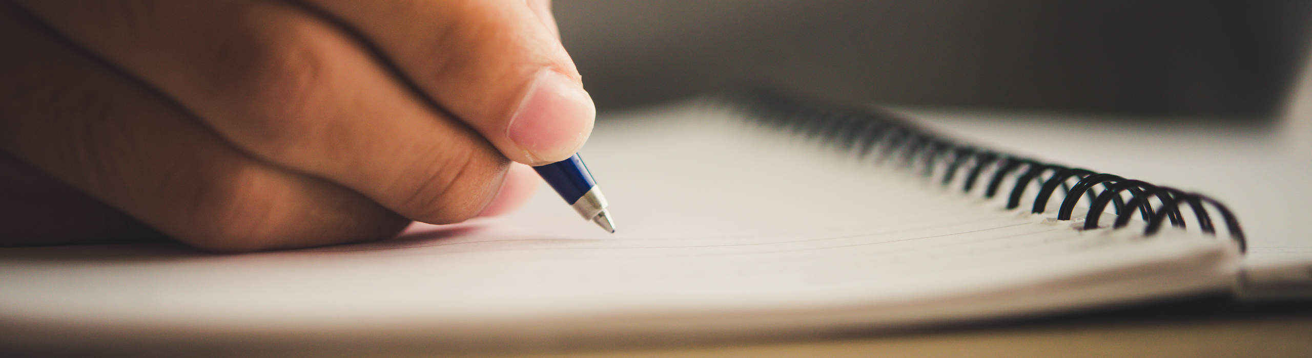Hand mit einem Stift, die Text zum vocatium Ausbildungspreis schreibt