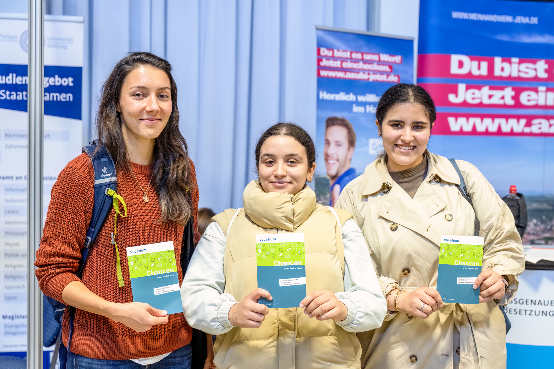 Jugendliche mit Messehandbuch auf der Berufswahlmesse vocatium Jugendliche mit Messehandbuch auf der Berufswahlmesse vocatium
