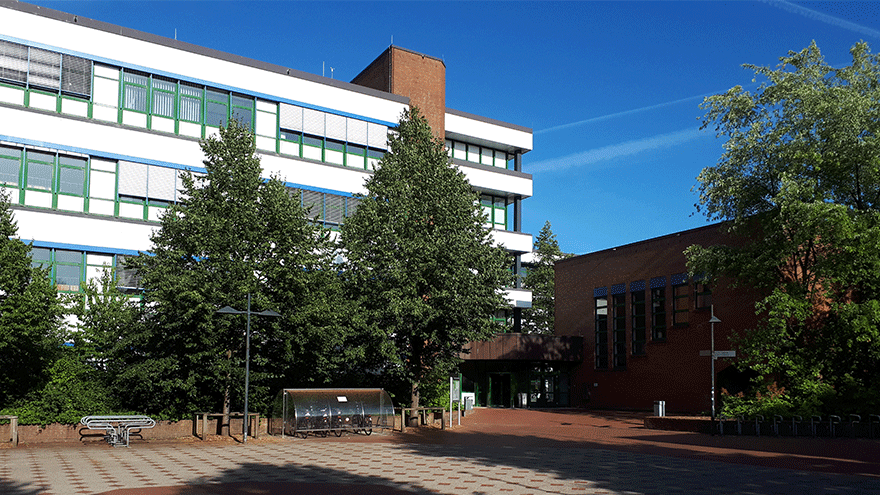 Hochschule Flensburg, Haupthof (Ausschnitt) © Marseille77, CC BY-SA 4.0, via Wikimedia Commons
