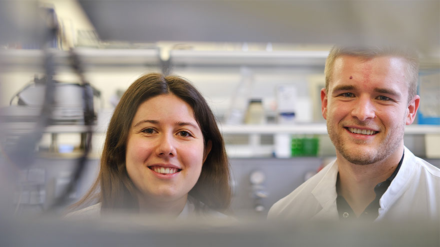Annalena Sommer und Marius Grad studieren im Master Biotechnologie und forschen schon im Studium mit an den Stoffen der Zukunft. Foto: Thorsten Mohr; Bildrechte: Universität des Saarlandes