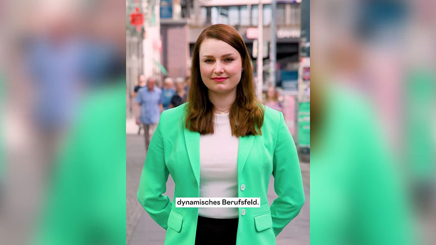 Junge Frau (Rechtsanwalts- und Notarfachangestellte) vor Menschen in der Innenstadt. Junge Frau (Rechtsanwalts- und Notarfachangestellte) vor Menschen in der Innenstadt.