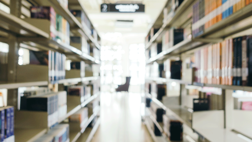 Leere Bibliothek (Symboldbild). Bild von mrsiraphol auf Freepik.