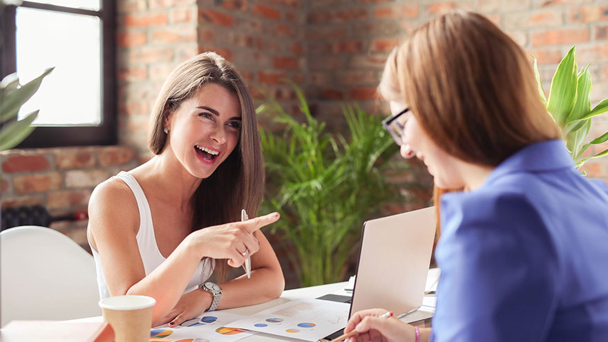 Zwei Frauen im Beratungsgespräch. Bild von Racool_studio auf Freepik. Zwei Frauen im Beratungsgespräch. Bild von Racool_studio auf Freepik.
