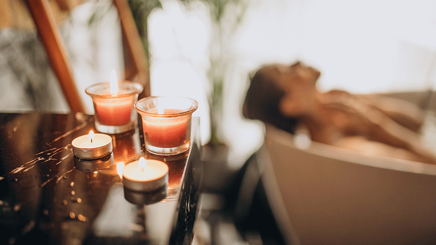 Frau entspannt im Spa-Bereich eines Hotels (Symbolbild). Bild von senivpetro auf Freepik. Frau entspannt im Spa-Bereich eines Hotels (Symbolbild). Bild von senivpetro auf Freepik.