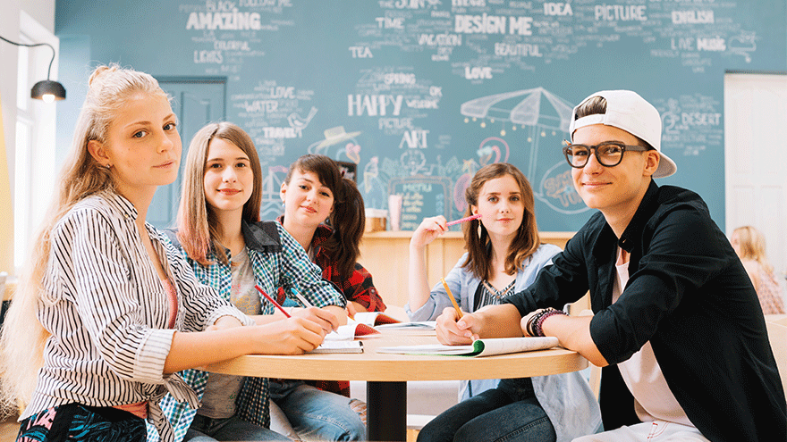 Schüler_innen sitzen am Tisch (Symbolbild). Bild von Freepik.