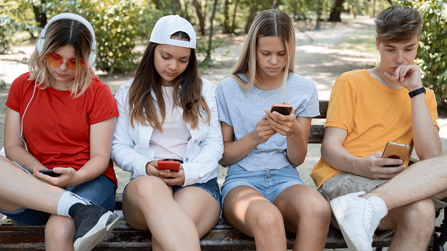 Schüler_innen mit Smartphones (Symbolbild). Bild von Freepik.