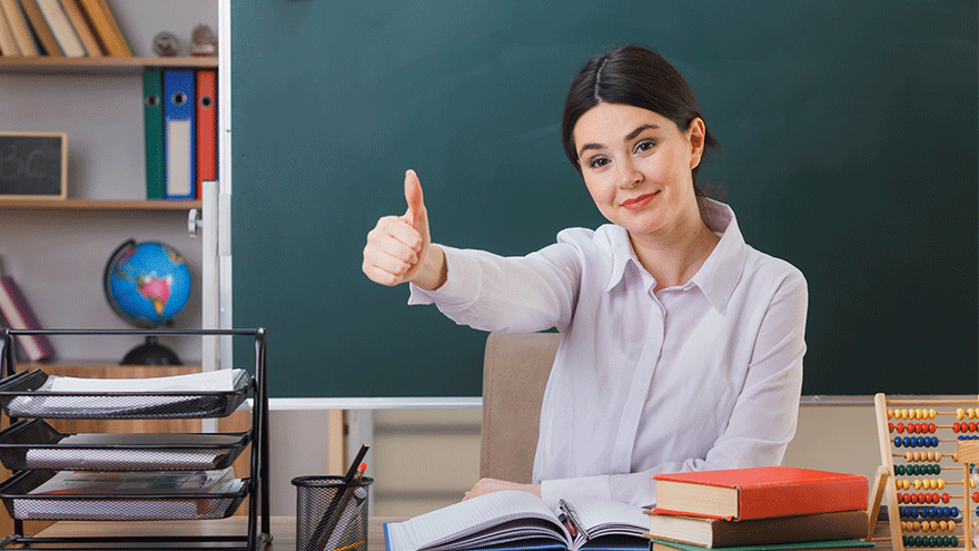 Lehrerin mit Daumen nach oben (Symbolbild). Bild von stockking auf Freepik.
