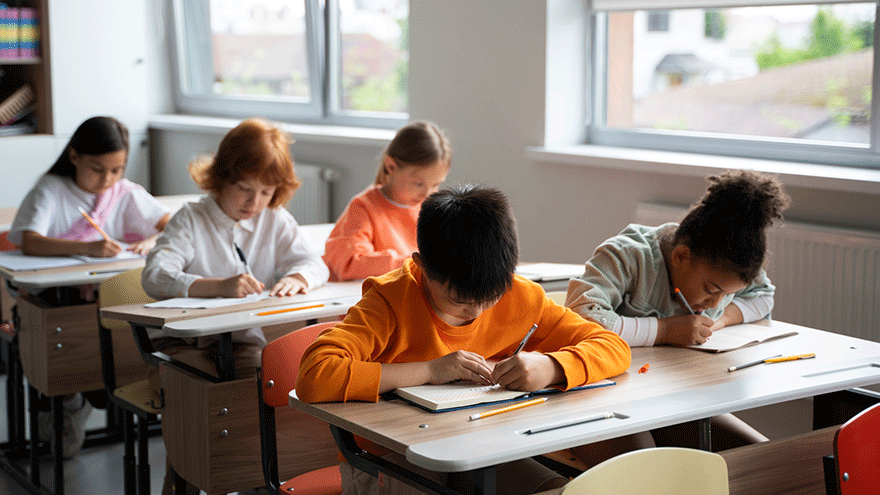 Schüler_innen im Klassenraum (Symbolbild). Bild von Freepik.